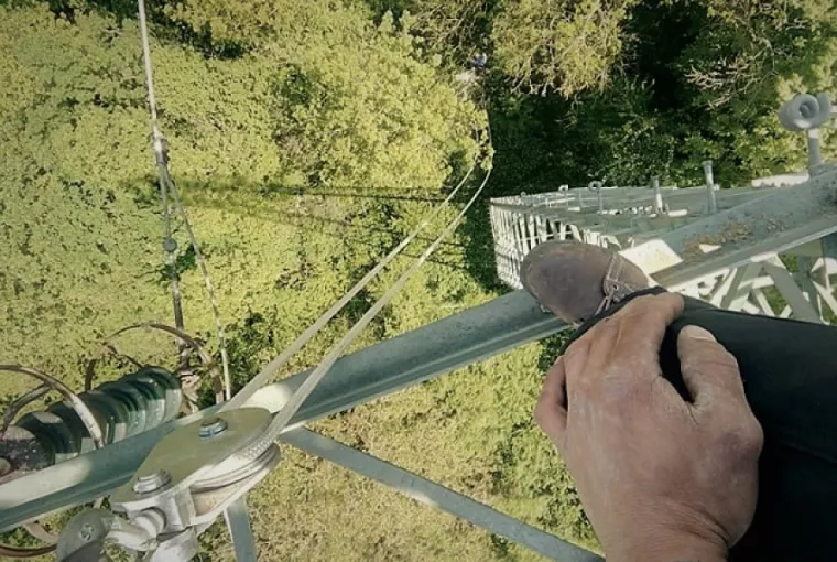 Travail en hauteur sur pylone avec cordes